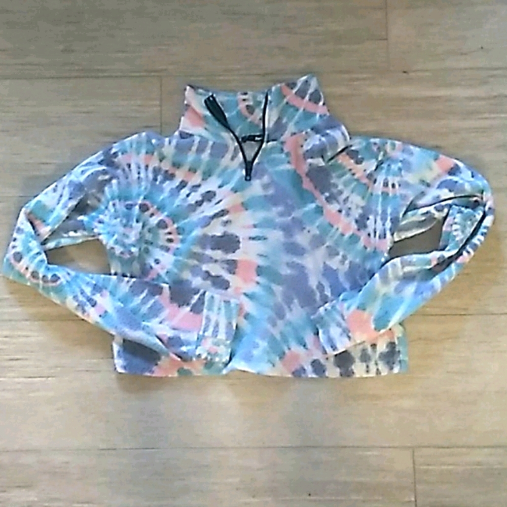 Small women tiedye crop top, collar neck.